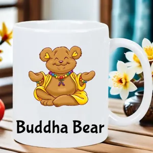 Weißer Keramik Kaffeetasse mit süßem meditierenden Bären Motiv für Büro und Alltag.