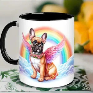 Detailansicht einer weißen Keramiktasse mit schwarzem Griff und süßem Engels-Hundeprint.