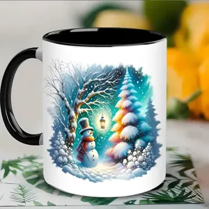 Keramik Kaffeetasse Detail mit winterlichem Schneemann Motiv, schwarzer Henkel und Innenraum.