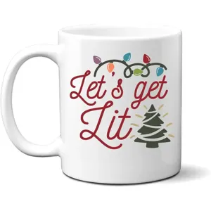 Weihnachtliches Keramik Kaffeetasse Detail, weiße Tasse mit festlichem Text und Baummotiv.
