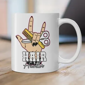 Nahaufnahme einer weissen Keramikkaffeetasse mit individuellem Friseur Grafikdesign.