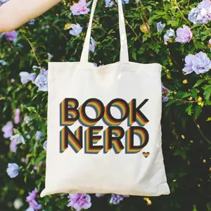 Primo piano di borsa in tela bianca con dettagli di testo nerd di libri e cuore arcobaleno.