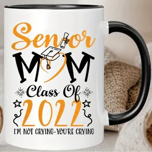 Taza de cafe de ceramica con impresion de texto de graduacion, borde negro.