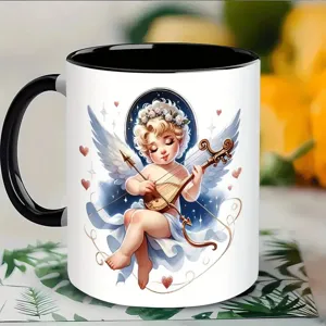Nahaufnahme der weißen Keramiktasse mit süßem Engel Motiv und schwarzem Griff.