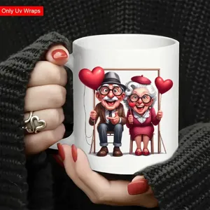 Weißer Keramik Kaffeebecher mit niedlichem älteren Paar Cartoon Motiv, ideal für das Büro.