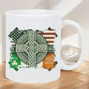 Weißer Keramik Kaffeetasse mit keltischem Kreuz und USA irischen Flaggen Druck für Büro.