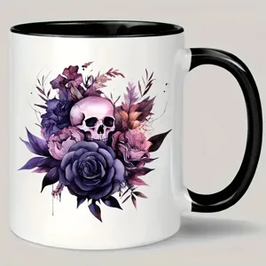 Taza de café de cerámica blanca con asa negra y estampado de calavera y rosas góticas.