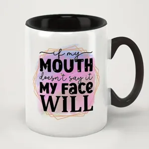 Primer plano de la taza de cerámica con frase divertida impresa y asa de color negro.