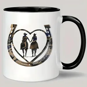 Vista detallada de taza de café de cerámica estilo vaquero con motivo de herradura.