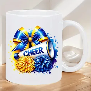 Primer plano detallado de la taza de cerámica blanca con impresión acuarela de animadora.
