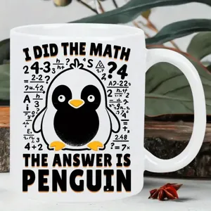 Vista detallada de taza de café de cerámica blanca con divertido diseño de pingüino matemático.