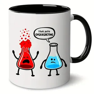 Vista detallada en primer plano de una taza de cerámica con un divertido diseño de química.