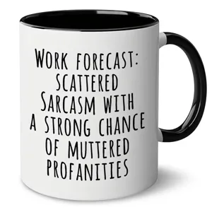 Primer plano de taza de café de cerámica divertida con texto, asa negra, taza de oficina.