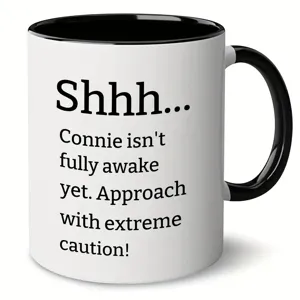 Detalle de taza de café de cerámica con texto personalizado, ideal para oficina y uso diario.