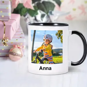 Taza de cerámica personalizada con foto y nombre impreso, borde y asa de color negro.