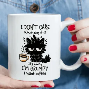 Taza de café de cerámica blanca con divertido estampado de gato gruñón para oficina.