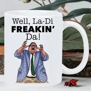 Primer plano de una taza de café de cerámica divertida con ilustración y frase para la oficina.