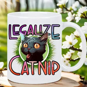 Vista detallada de la taza de café de cerámica blanca con diseño de gato y texto divertido.