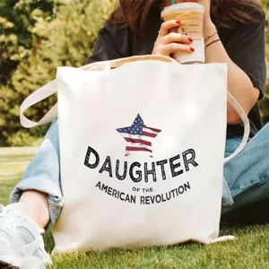 Borsa tote in tela bianca casual con stampa di stella e lettere per l'uso quotidiano ideale.