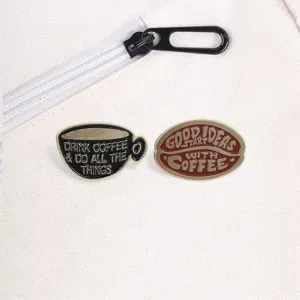 Gedetailleerd shot van koffie thema metaal emaille speld, retro koffiekop en boon broche accessoires.