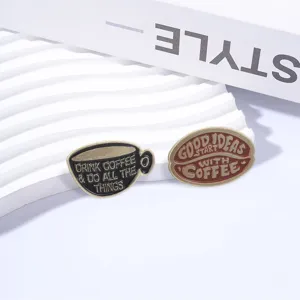 Retro koffiekop koffieboon metalen broche speld esthetische badge detailweergave op
