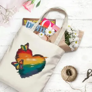 Detailansicht der Canvas-Stofftasche mit farbigem Regenbogen-Herz und Schmetterlingsprint.