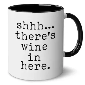 Primer plano detalle de taza de cerámica divertida con asa negra para oficina y café.