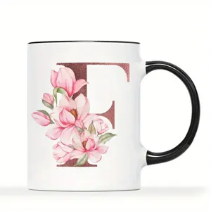 Keramik Kaffeetasse Detail, weiße Tasse mit schwarzem Henkel, rosa Blumen Buchstabe F.