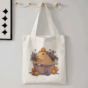 Vista dettagliata della borsa tote in tela bianca con graziosa stampa capibara bagno yuzu stile.