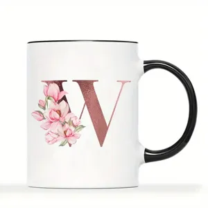 Detailansicht einer Keramiktasse mit schwarzem Griff und personalisiertem Blumen Buchstaben W.