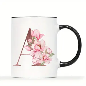Detailansicht der stilvollen Keramiktasse mit elegantem Blumen Monogramm Design.