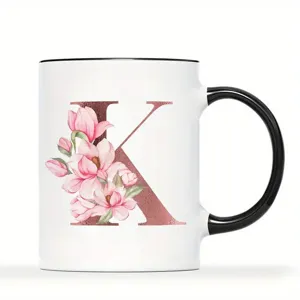 Nahaufnahme Detail der personalisierten Keramik Tasse mit rosa Blumen Monogramm K.