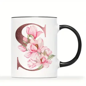 Personalisierte weiße Keramiktasse mit rosa Magnolien und goldenem Buchstaben S Motiv.