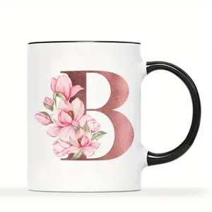 Weißer Keramikkaffeebecher mit schwarzem Griff und goldener Folie Buchstabe B Blumendesign.