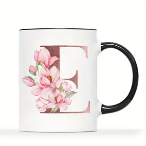 Detailansicht der weißen Keramiktasse mit Roségold Buchstabe E und rosa Magnolienblüten.