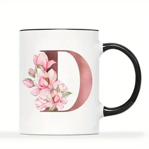 Personalisierte weiße Keramiktasse mit schwarzem Rand, Roségold-Buchstabe D und Blumen.