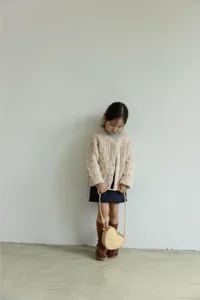Cardigan in maglia per bambini con dettagli di filato colorato, morbido e caldo stile bottoni.