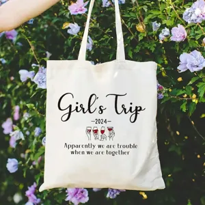 Dettaglio borsa shopper in tela, borsa a tracolla casual con testo personalizzato.