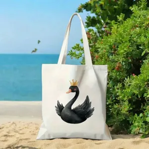 Gedetailleerd overzicht van een casual witte canvas draagtas met een gekroonde zwarte zwaan.