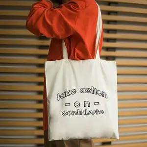 Dettaglio borsa shopper in tela bianca casual con scritta in inglese stampata.