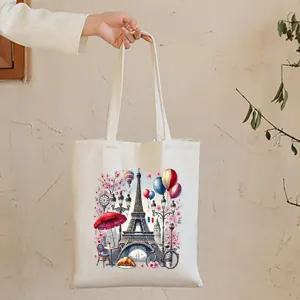 Primo piano della borsa di tela con un affascinante design stampato della Torre Eiffel.