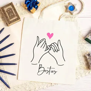 Τσάντα καμβά με σχέδιο besties και καρδιά. Λεπτομερης οψη της κομψης βαμβακερης τσαντας.