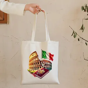 Detailaufnahme der Segeltuchtasche mit italienischem Kolosseum-Druck und Pass-Grafik.