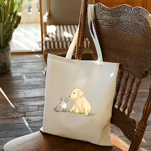 Detailansicht der weißen Canvas Tragetasche mit Hund und Katze Motiv in gemütlicher Innenszene.