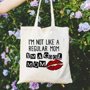Weißer Segeltuch Shopper mit trendigem Buchstaben Druck und rotem Lippen Motiv Tragetasche.