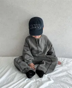 Kids grey sweatshirt and sweatpants set, comfortable long sleeve two-piece casual activewear.