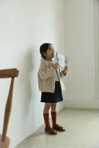 Dettagli del cardigan lavorato a maglia per bambini, calda e graziosa giacca in felpa.