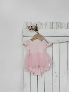 Bébé fille été rose tulle barboteuse robe, joli body à volants côtelés pour nourrisson.