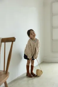 Cardigan in maglia a pois colorati per bambini, grazioso cappotto autunnale caldo.