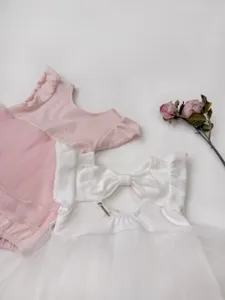 Détail de combinaison bébé été en tulle avec nœud papillon, adorable body pour fille.